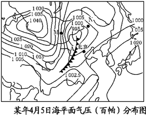 读某年4月5日海平面气压(百帕)分布图,回答下